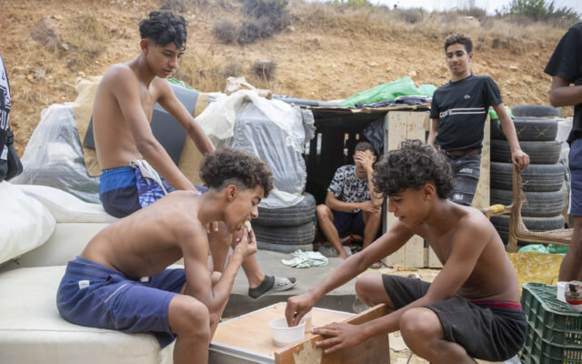 El ‘oasis’ de “libertad” de los chavales marroquíes en Ceuta: “Centros de menores, no; queremos libertad”