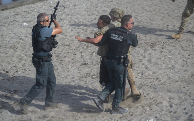 “Llevo 20 años como guardia civil en la frontera de El Tarajal, y lo peor es que nuestro trabajo no sirve para nada, es lamentable”