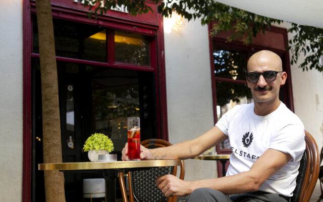 El bartender tras una coctelería de barrio, pero refinada, que rehúye las modas: “Estoy más por el trato que por hacer esferificaciones”