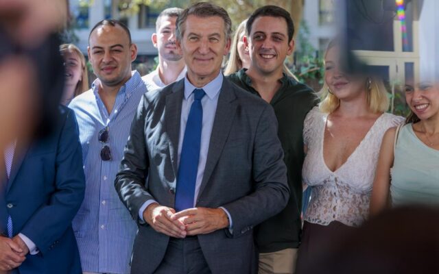 Feijóo multiplica sus actos de calle para “contrastar” con Sánchez