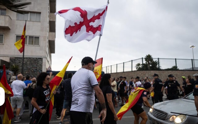 Un grupo de vecinos apedrea el coche de una diputada de Ceuta Ya! tras confundirla con activistas de una ONG navarra