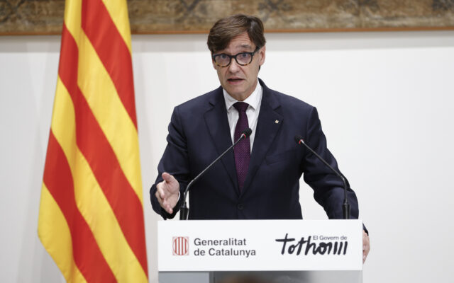 El manual con el que Illa desobedece la orden del Supremo de rotular en castellano en las escuelas: “La lengua de la señalización es el catalán. No se prevé el bilingüismo”