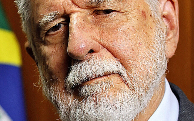 Celso Amorim, ex ministro de Exteriores: “Brasil es muy grande para ser controlado, pero los de Bolsonaro están siempre con la bandera de Estados Unidos”