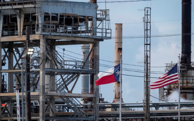 Las petroleras exprimen el margen de refino y su rally en Bolsa con el crudo en los 100 dólares