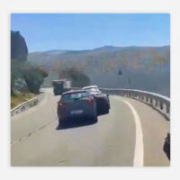 Se despista en la carretera y choca contra un Bugatti (VIDEO)