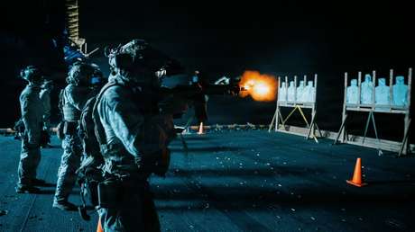 FOTOS: CENTCOM muestra entrenamiento militar con fuego real a bordo de un buque