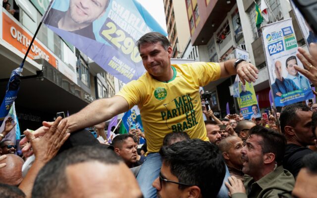 La policía investiga si los Bolsonaro usaron dinero público para pagar la película sobre el expresidente
