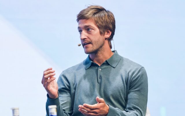 El juez sienta en el banquillo a Oscar Pierre, cofundador de Glovo, por mantener a falsos autónomos