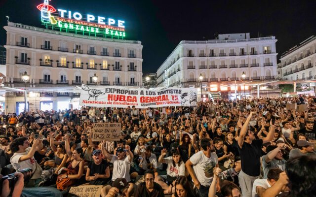 Manifestación contra los desahucios, en directo | Los manifestantes por la crisis de la vivienda acampan en Sol y animan a la gente a que se una