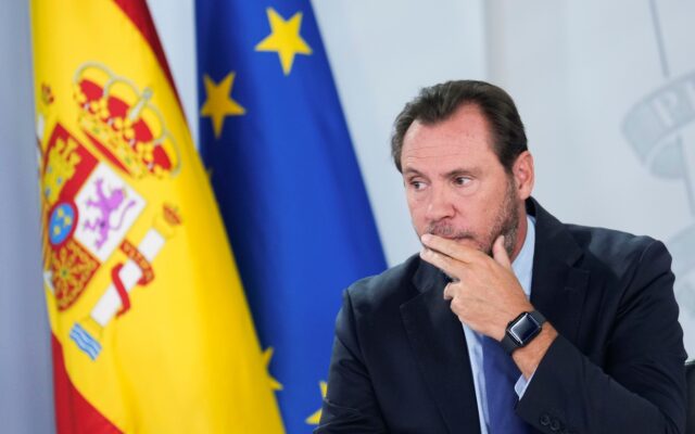 El Gobierno zanja el pulso entre Aena y las aerolíneas con tarifas casi congeladas hasta 2031