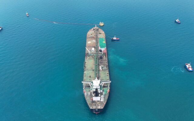 El petróleo ‘brent’ acelera y toca los 107 dólares el barril tras la escalada de los hutíes en el mar Rojo