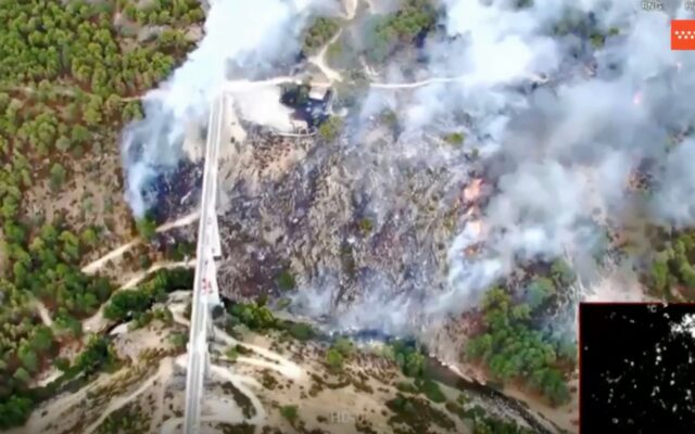 Sigue ardiendo sin control el incendio que afecta al municipio madrileño de Santa María de la Alameda
