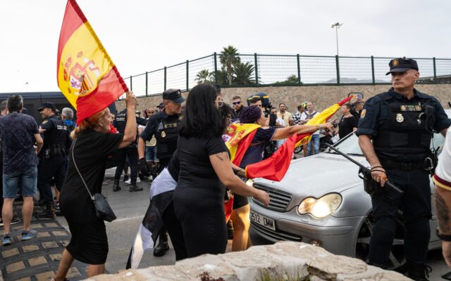 Manifestantes destrozan en Ceuta el coche de una diputada que viajaba con un activista