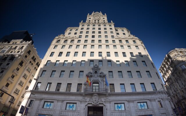 Telefónica cierra la venta de su histórica sede en Gran Vía a Tomás Olivo por 200 millones