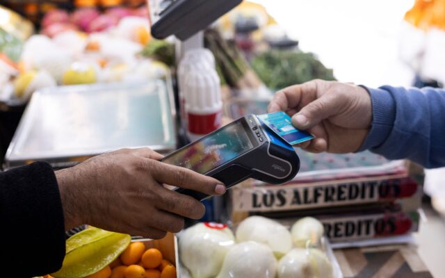 Tarjetas ‘revolving’, entre intereses de más del 22% y una ley atascada: “Te atrapan de por vida”