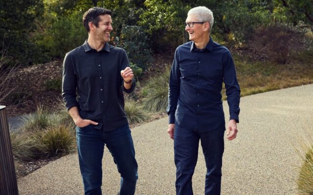 Ternus toma el mando en Apple entre la leyenda de Jobs y la máquina de ganar dinero de Cook
