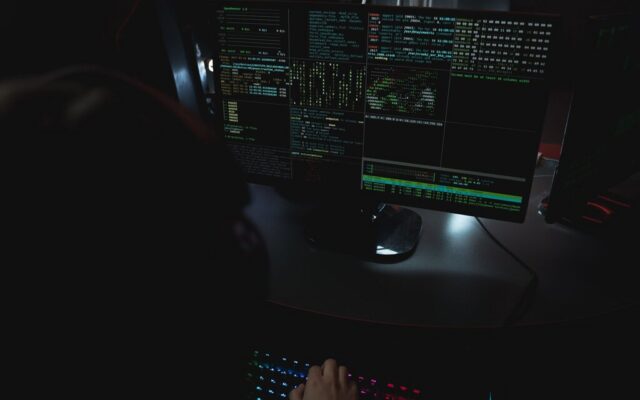 Menos de 100 caracteres, 1.200 webs atacadas y más de 100 comprometidas: así está cambiando la IA la ciberseguridad
