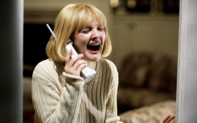 Las lágrimas de Drew Barrymore en ‘Scream’ eran reales. Este fue el cruel truco con el que Wes Craven consiguió hacer llorar a la actriz