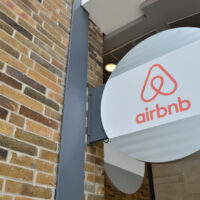 Airbnb pone límite a las tareas de los huéspedes: ya no podrán exigirte fregar los platos ni sacar la basura