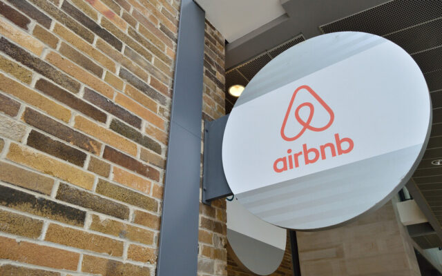 Airbnb pone límite a las tareas de los huéspedes: ya no podrán exigirte fregar los platos ni sacar la basura