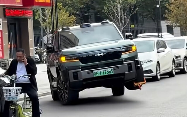 A un conductor de BYD en China le pusieron un cepo y su solución fue conducir con la rueda en el aire