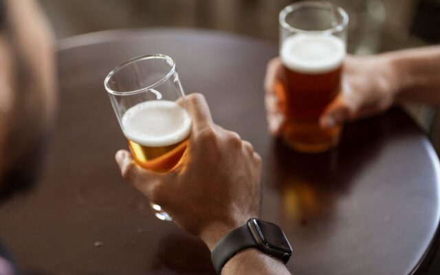 Llevamos años diciendo que una cerveza cura la resaca. La ciencia dice que solo alargamos lo inevitable