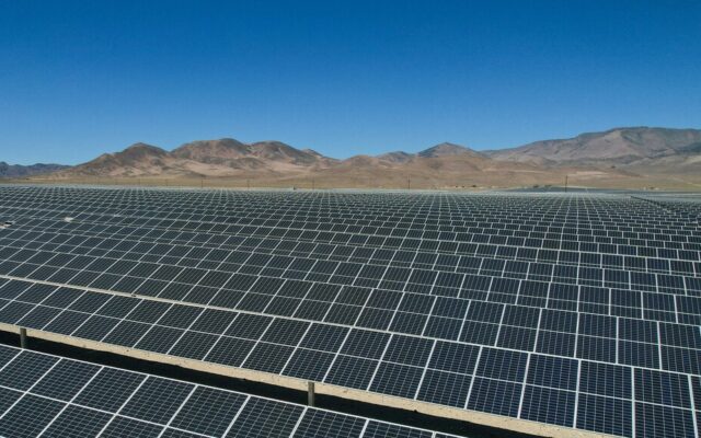 La factura de la luz del usuario medio supera los 104 euros pese al récord de generación solar en España