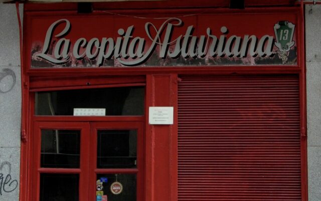 El mítico bar de Madrid donde se rodó esa escena de ‘La bola negra’: café de pota y una familia al frente desde 1959