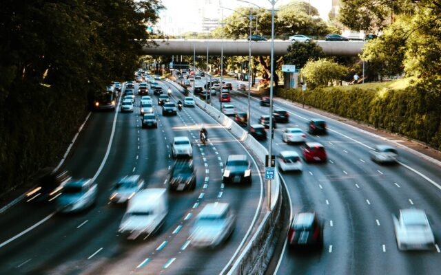 La DGT tiene  cámaras que multan con 200 euros por saltarse la línea continua. El problema es que no lo pueden demostrar