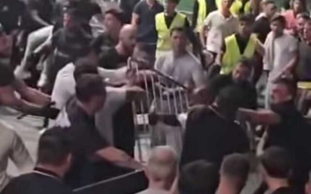 El Europeo de boxeo en Boadilla acaba con más golpes (y sillas volando) fuera del ring: una polémica decisión arbitral desemboca en batalla campal