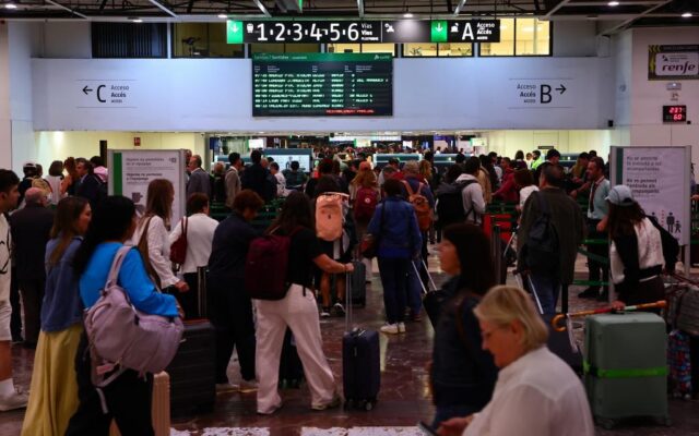 Los viajeros se resignan al tren en Sants mientras se alargan las incidencias y se ‘dispara’ el precio del puente aéreo