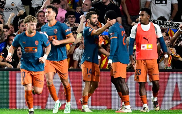 Javier Aguirre le pone un parche al Valencia