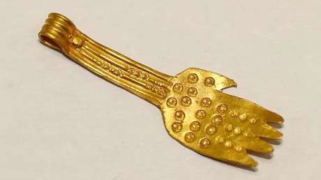 La ‘mano de Dios’ dorada: encuentran un amuleto medieval enterrado durante 1.000 años
