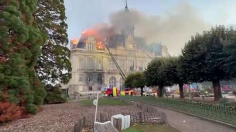 VIDEOS: Arde el histórico ayuntamiento de una ciudad francesa en medio de protestas
