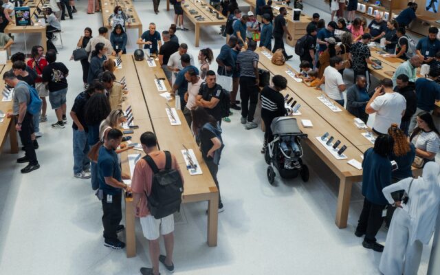 Apple llama a sus máximos históricos en Bolsa tras agotar las reservas de su nuevo iPhone plegable