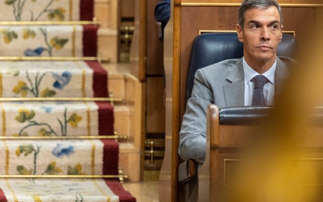 Sánchez mide el alcance del malestar social contra la derecha para decidir si convoca ya elecciones
