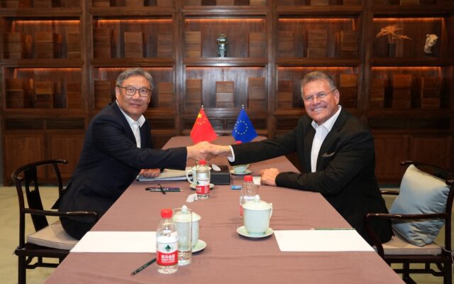 La UE alcanza un entendimiento con China para reducir la importación de coches híbridos a la mitad