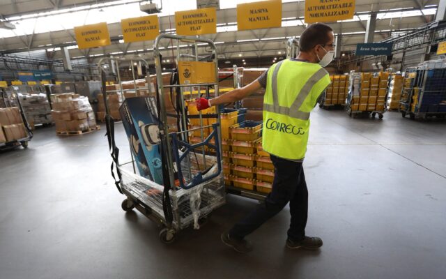 El Gobierno garantiza a los sindicatos que subirá el sueldo a los funcionarios un 5% en 2027